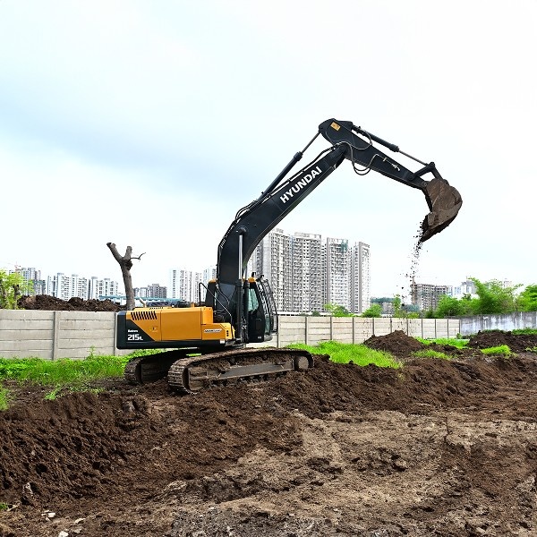 R215L SMART X Plus excavator suited for Urban Infrastructure